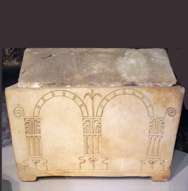 גלוסקמא-עם-קשתות-מוזיאון-ישראל-קטמון