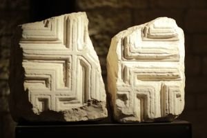 שבר-פריז-מאבן-ממוזיאון-טרה-סנטה-Meander-Frieze