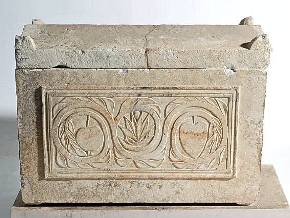 גלוסקמא עם מכסה 4 קרניים